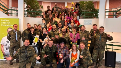 Trotz Unterstützung durch die Soldatinnen und Soldaten der Schweppermannkaserne mit Oberstleutnant René Urbach (vorne 2.v.li.) an der Spitze gelang es der Rathausmannschaft um Bürgermeister Roland Strehl (vorne 3.v.li.) nicht, die Hexen an der Erstürmung des Rathauses zu hindern. (Bild: Teresa Jurek)