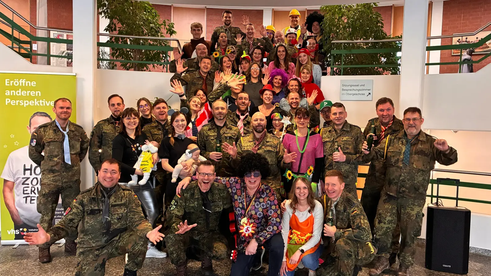 Trotz Unterstützung durch die Soldatinnen und Soldaten der Schweppermannkaserne mit Oberstleutnant René Urbach (vorne 2.v.li.) an der Spitze gelang es der Rathausmannschaft um Bürgermeister Roland Strehl (vorne 3.v.li.) nicht, die Hexen an der Erstürmung des Rathauses zu hindern. (Bild: Teresa Jurek)