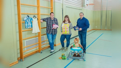 Stephan Minnich, Nina Gilch und Stefan Weidner organisieren erstmalig einen Kinderbasar in Kastl.  (Bild: Hans Walter )