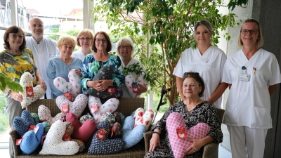 Elfriede Auer(Mitte) und ihre fleißigen Helferinnen überreichten 115 Herzkissen an die Klinik für Frauenheilkunde. (Bild: Verena Uschold)