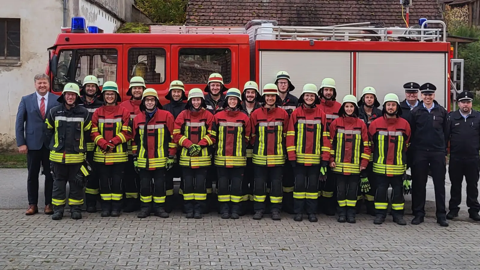 Teilnehmer der Leistungsprüfung der Feuerwehr Utzenhofen mit Schiedsrichtern und Vertretern der Gemeinde und Feuerwehr  (Bild: Christian Graf)