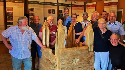 Der Heimat - und Verschönerungsverein Schwarzenfeld im Dokumentationszentrum slawische Besiedelung (Bild: Gerhard Peter)