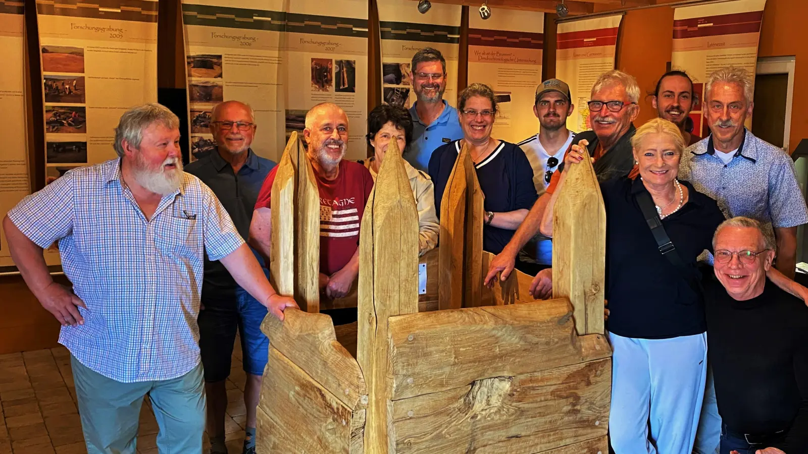 Der Heimat - und Verschönerungsverein Schwarzenfeld im Dokumentationszentrum slawische Besiedelung (Bild: Gerhard Peter)