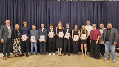 Ehrung der besten Absolventinnen und Absolventen der Klassen 9 und 10 (Bild: Carolin Böckl)