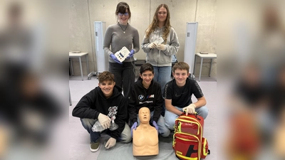 Rollentausch: Die Schülersanitäter unterrichteten die Lehrkräfte der Realschule Kemnath in fachgerechter Reanimation. (Bild: Maria Busch)