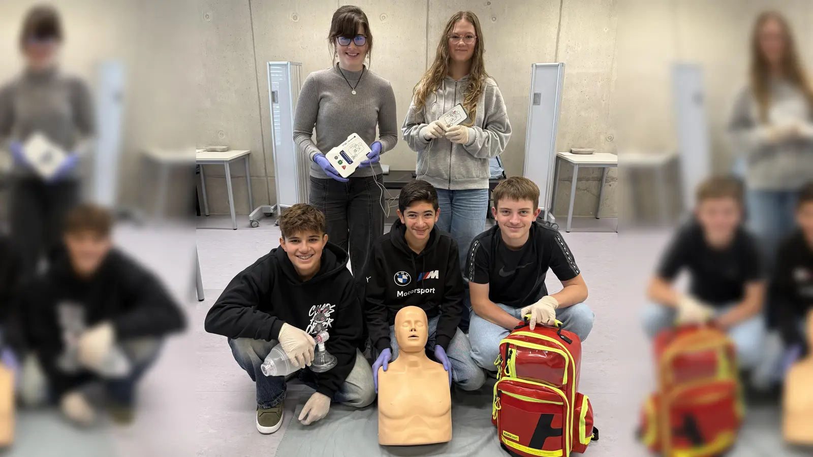 Rollentausch: Die Schülersanitäter unterrichteten die Lehrkräfte der Realschule Kemnath in fachgerechter Reanimation. (Bild: Maria Busch)