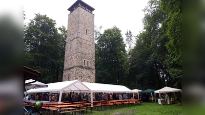 Im Schatten des Vierlingsturms lässt sich gut feiern.<br><br> (Bild: Georg Hüttner)