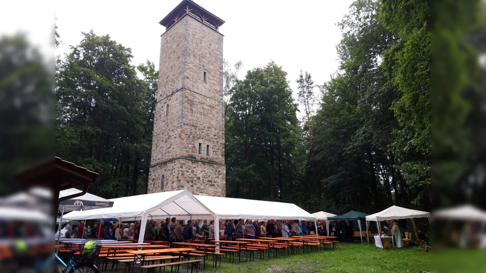 Im Schatten des Vierlingsturms lässt sich gut feiern.<br><br> (Bild: Georg Hüttner)