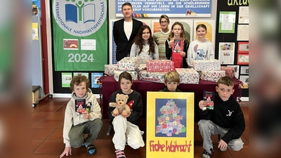 Studienrätin (MS) Felicitas Berger und Schulleiter Florian Fuchs freuen sich gemeinsam mit den Schülerinnen und Schülern über die Teilnahme an „Weihnachten im Schuhkarton” (Bild: Katharina Kraus)