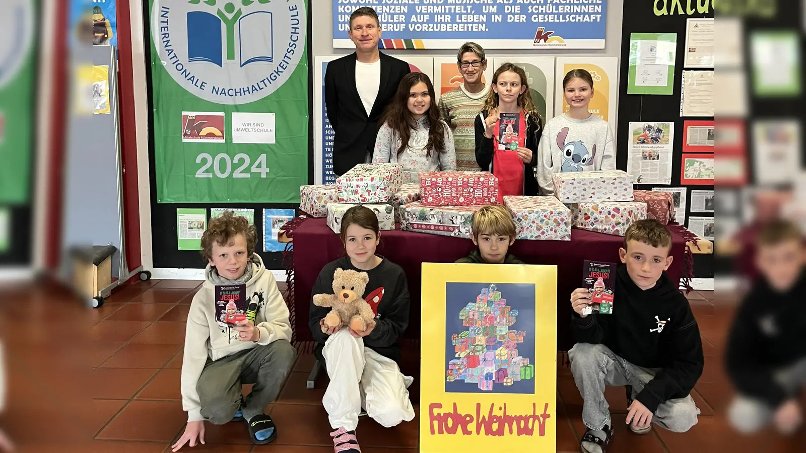 Studienrätin (MS) Felicitas Berger und Schulleiter Florian Fuchs freuen sich gemeinsam mit den Schülerinnen und Schülern über die Teilnahme an „Weihnachten im Schuhkarton” (Bild: Katharina Kraus)