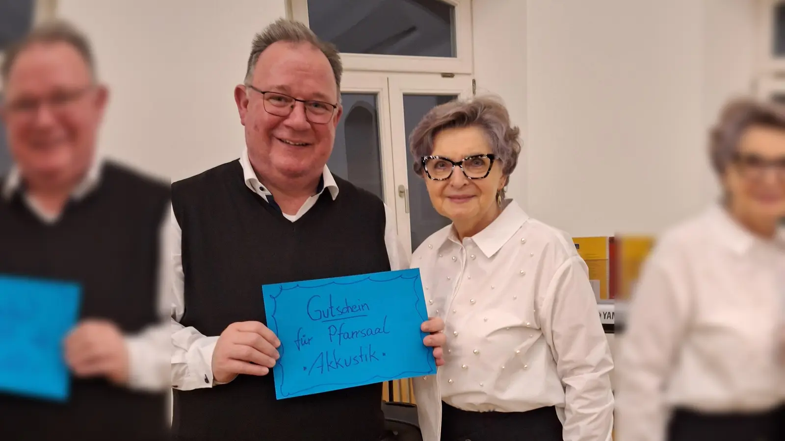 Hildegard Gallitzendörfer überreicht symbolisch den Zuschuss für eine verbesserte Akkustik im Pfarrsaal. Pfarrer Michael Birner strahlt sichtlich.  (Bild: Margarete Hirsch)