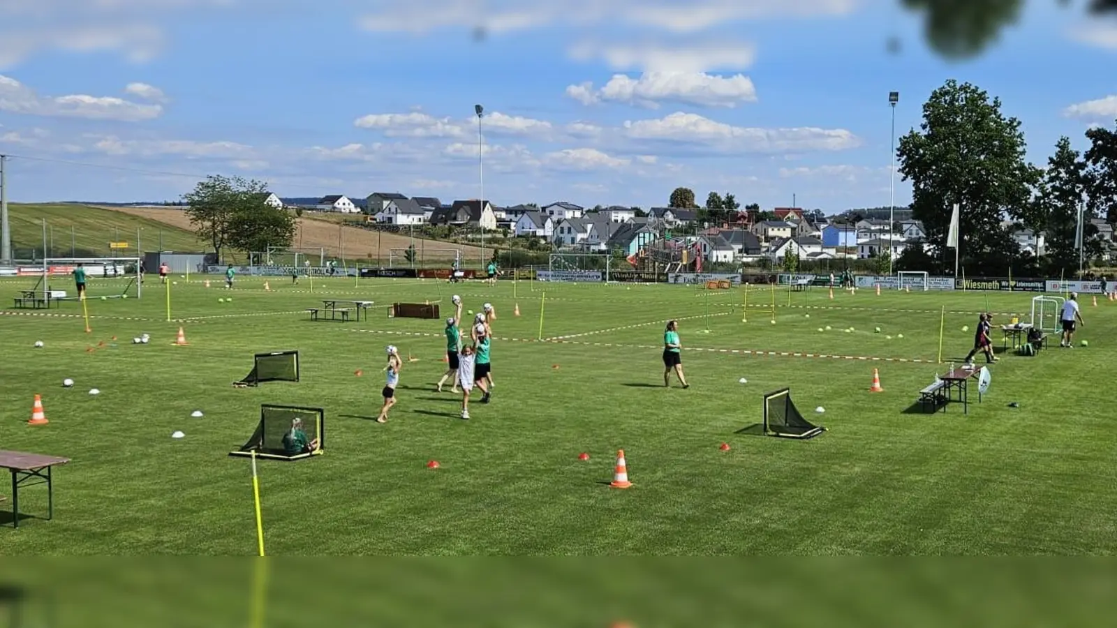 Das FCS-Gelände ist ein einziger Fußballparcours für Kinder (Bild: Rittner Manuel)