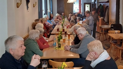 Beim Saller erlebten die Seniorinnen und Senioren einen schönen Nachmittag, den die AsF-Gruppe um Bärbel Grützner organisierte. Lediglich das Quiz bereitete manchmal Kopfzerbrechen. (Bild: Uwe Bergmann)