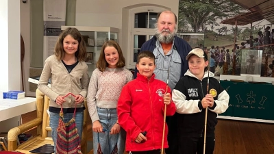 Vorne die Sieger von links nach rechts: Leni Götz, Lina Müller, Johannes Müller, Luca Kubasch. Dahinter der Quizmaster, Georg Pilhofer. (Bild: Doris Maderer )