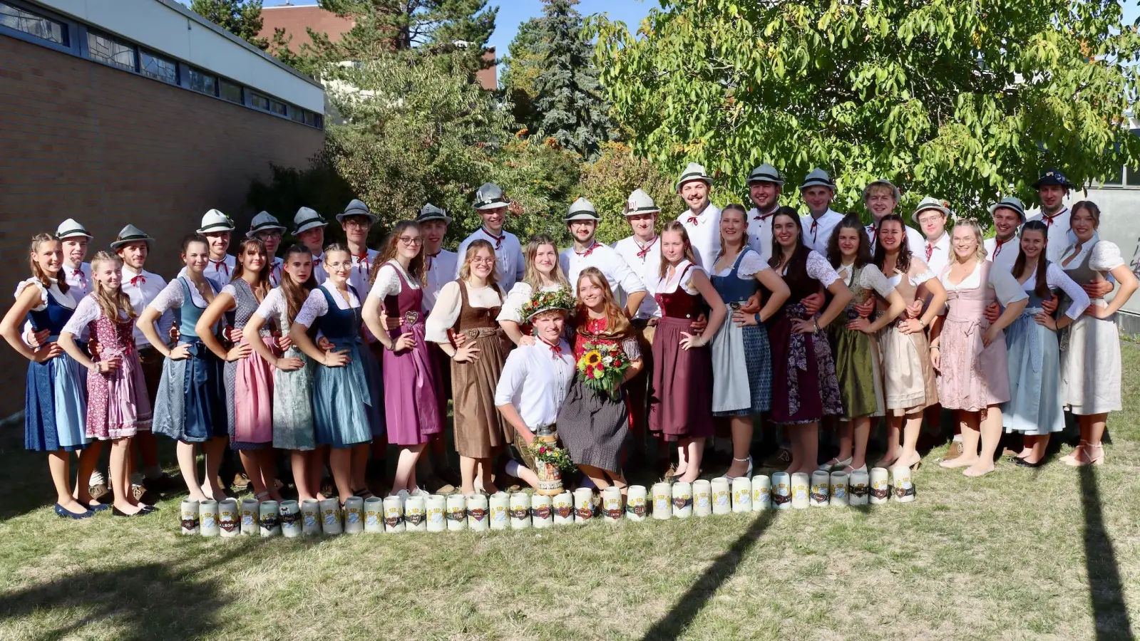 Die 18 Kirwapaare der St.-Michaels-Kirwa präsentierten sich gemeinsam zum Patroziniumsfest. (Bild: Thomas Held)