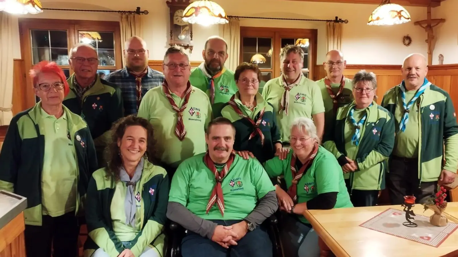 vorne sitzend von links nach rechts: Brigitte Schöner, Stefan und Carola Horst<br>Reihe von links: Hedwig Weiß, Rudolf Eckl, Johannes Hierl, Hermann Weiß, Wolfgang Fischer, Hermine List, Helmut Richter, Dominik Lindemeir, Barbara und Jürgen Rösch (Bild: Helmut Richter)