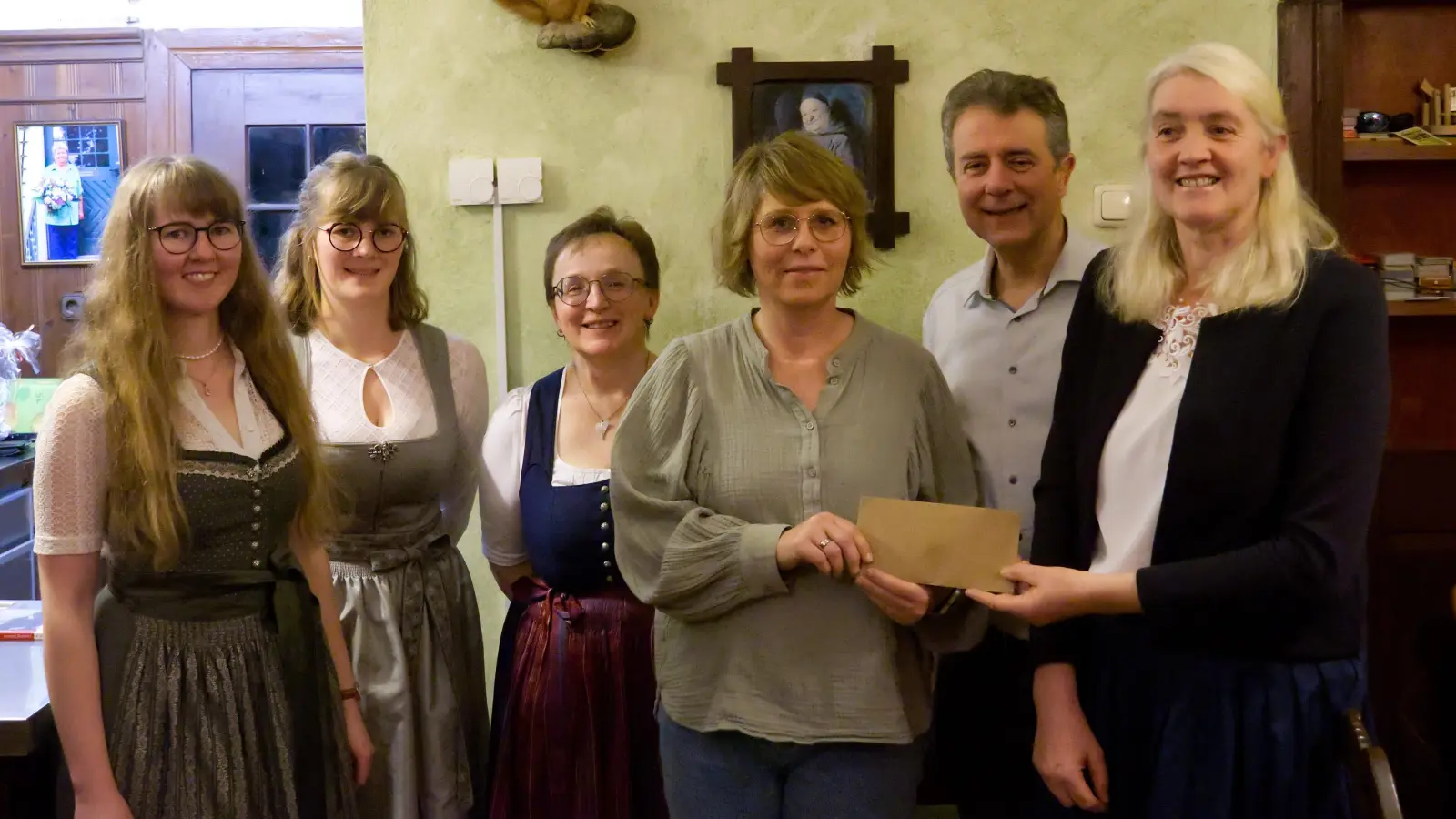 300 Euro Spenden konnten die Stauber Moidln mit Rita Butz (links), Artur und Susanne Lindner (rechts) an Nicole Plankl (Mitte) vom Sozialdienst katholsicher Frauen e. V. übergeben. (Bild: Andreas Lindner)