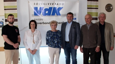 Helga Friedl (zweite von links) und Josef Regner (rechts) übernahmen die Ehrung langjähriger Mitglieder. 30 Jahre Michael Lindner (zweiter von rechts) und für 25 Jahre Katharina D´Aubert (dritte von links). Mit auf dem Bild Severin Plößner (links) und Bürgermeister Ewald Plößner. (Bild: Petra Lettner)