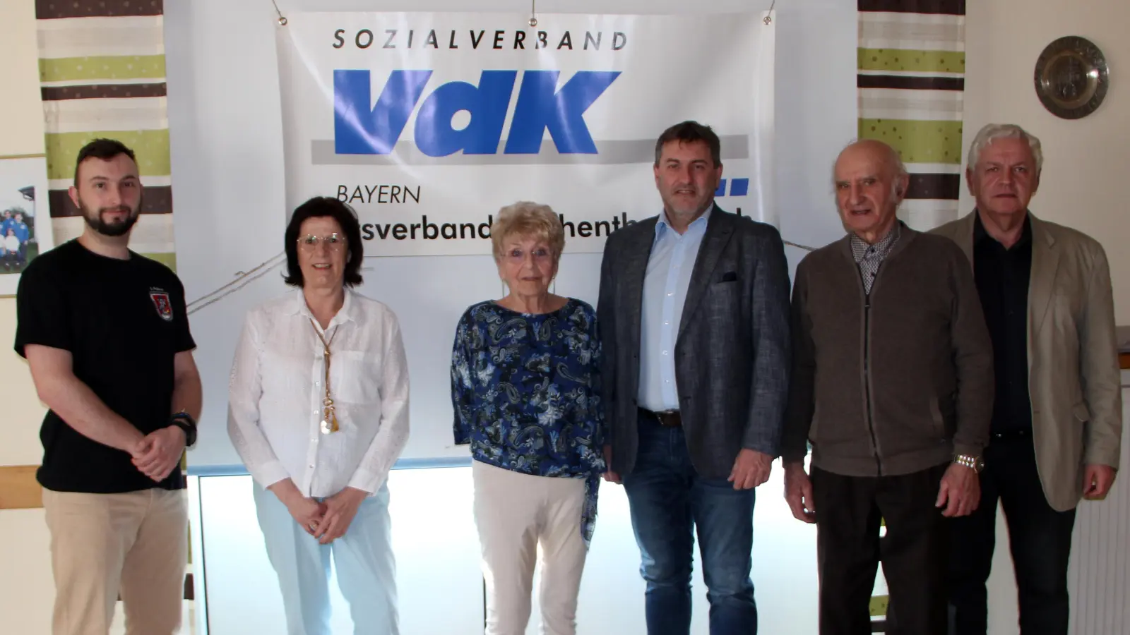 Helga Friedl (zweite von links) und Josef Regner (rechts) übernahmen die Ehrung langjähriger Mitglieder. 30 Jahre Michael Lindner (zweiter von rechts) und für 25 Jahre Katharina D´Aubert (dritte von links). Mit auf dem Bild Severin Plößner (links) und Bürgermeister Ewald Plößner. (Bild: Petra Lettner)