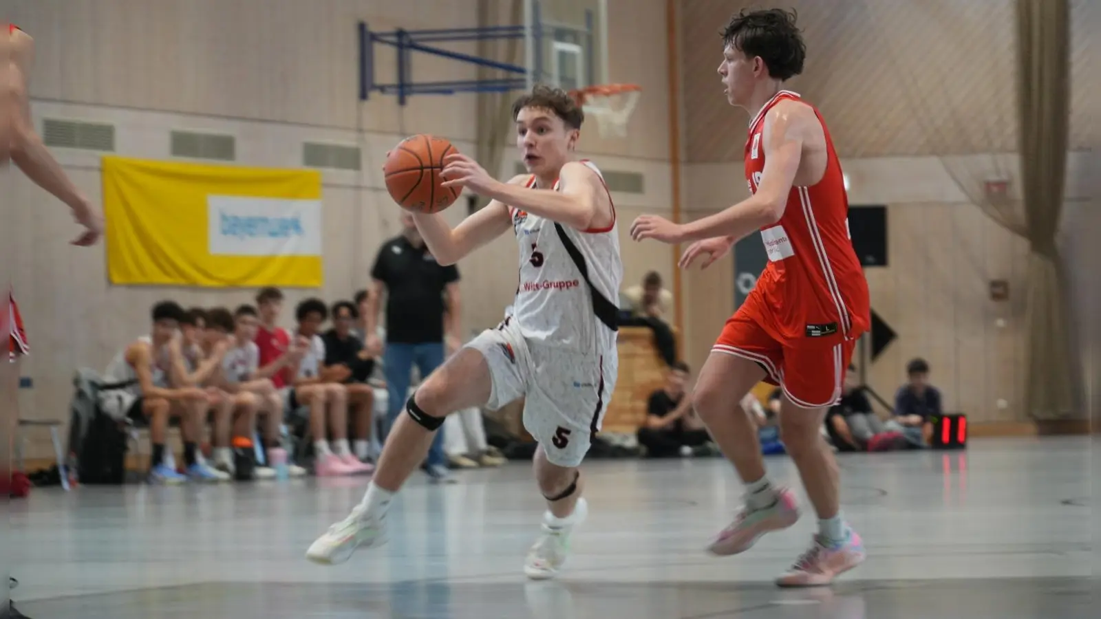 Tim Steiner (Nr 5) auf dem Weg zum Korb war Topscorer der Hunters (Bild: Christian Tiemann)