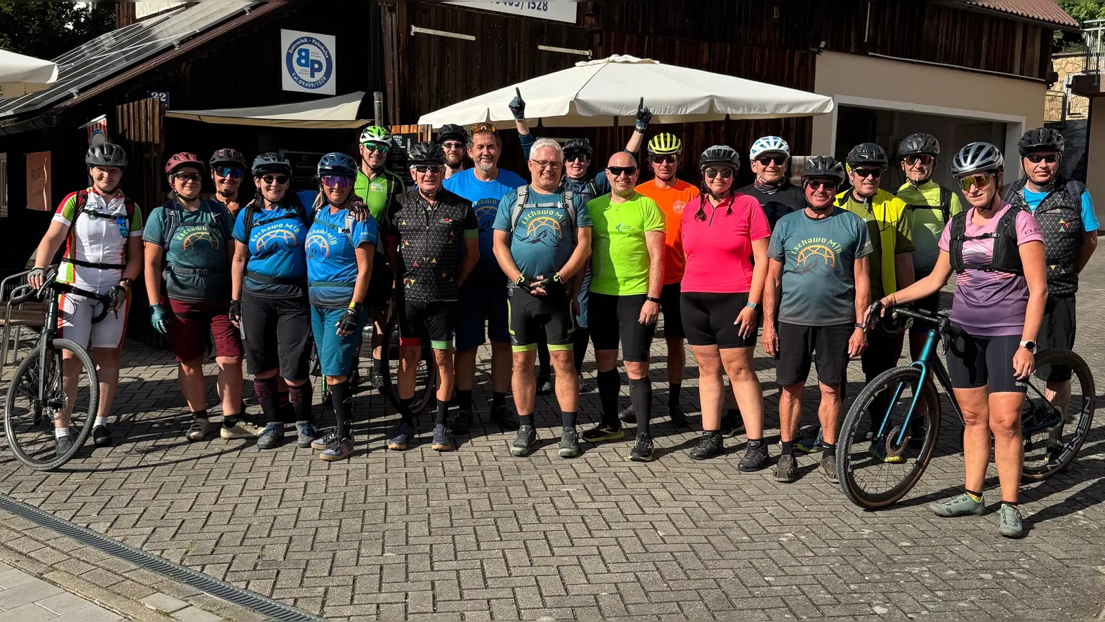 Rastpause der MTB-Gruppe in Pielenhofen (Bild: Stefan Schieder)