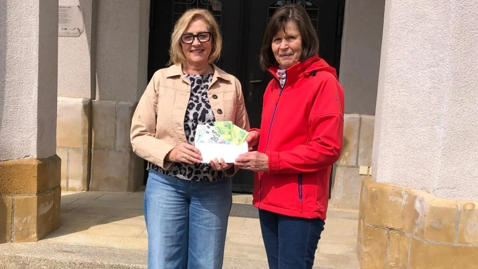 Petra Waldhauser (li.) dankt Maria Koller für die Spende. (Bild: Werner Koller)