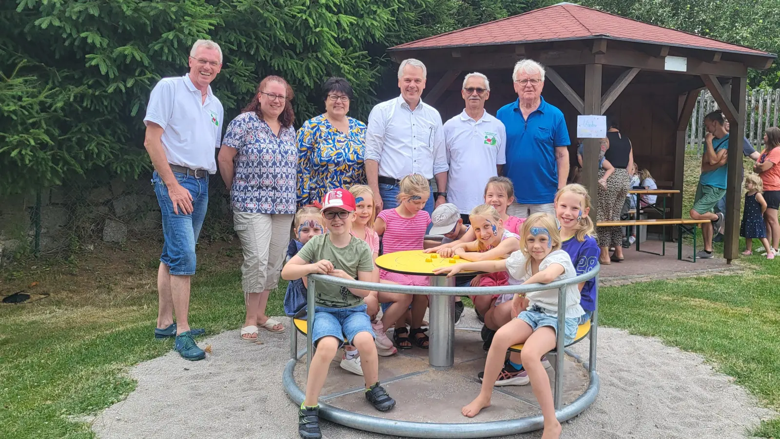 Stefan Meiler (Organisator Siedler), Andrea Egner (AWO), Christina Rosner (CSU), Thomas Meiler (Bürgermeister), Josef Käs (Vorstand Siedler), Eduard Frauenreuther (KAB) und Flossenbürger Kinder (Bild: Stefan Meiler)