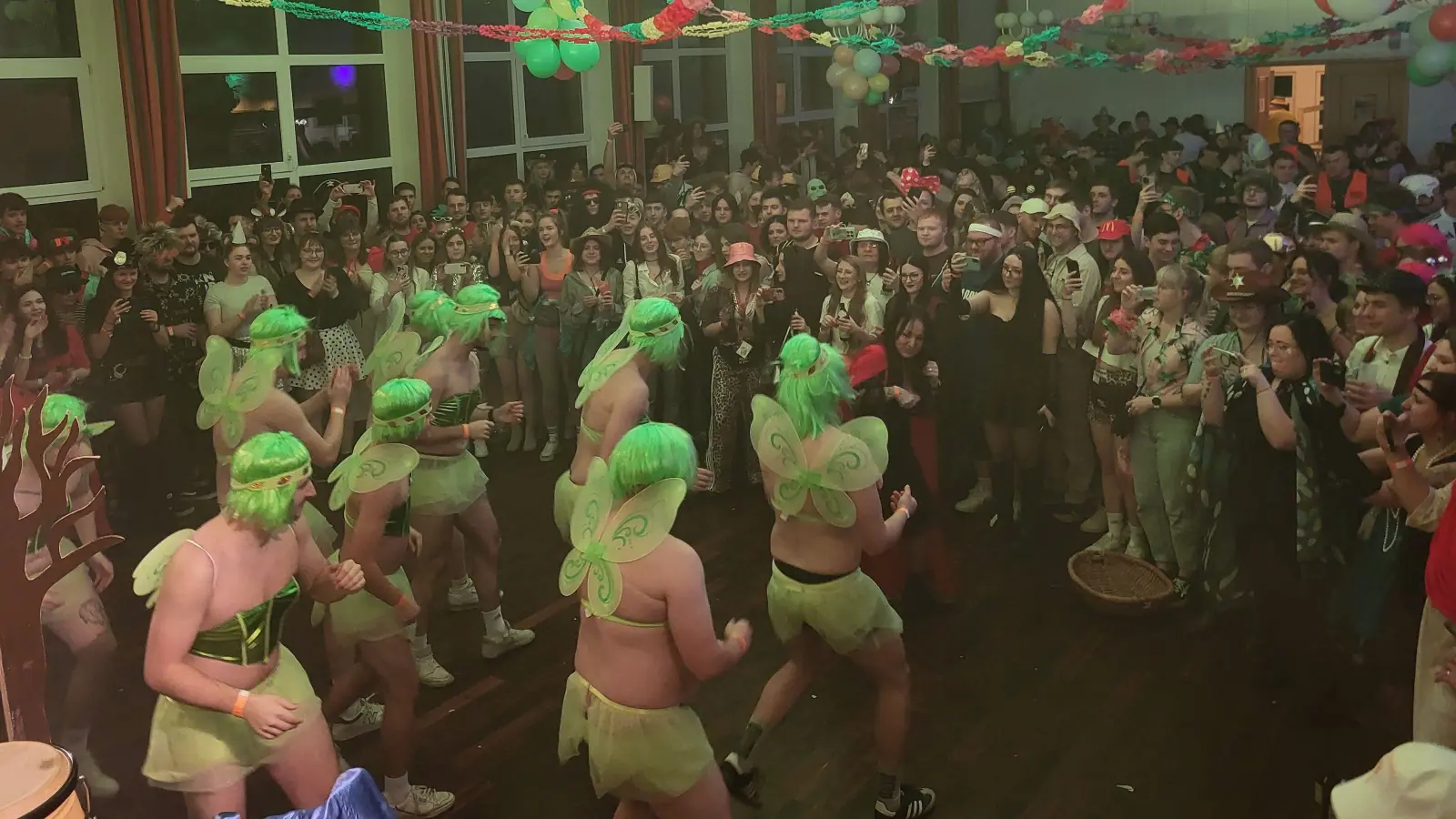 Das Männerballett der SG Neualbenreuth/Waldsassen zeigte eine Choreografie zum Thema „Waldbaden Deluxe – Vom Tillenguide zur Waldfee”. (Bild: Martin Maier )