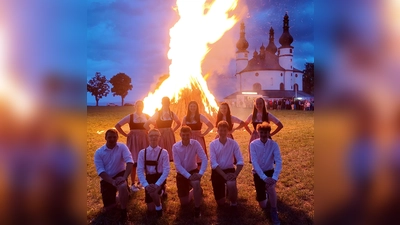 Die diesjährigen Tanzpaare nach dem Entzünden des Johannisfeuers vor der Kappl.  (Bild: Lukas Forster)