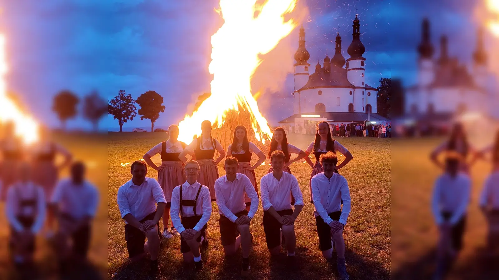 Die diesjährigen Tanzpaare nach dem Entzünden des Johannisfeuers vor der Kappl.  (Bild: Lukas Forster)