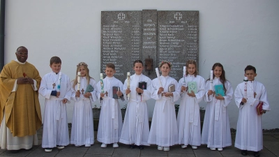 Strahlende Gesichter bei den acht Erstkommunionkindern und Herrn Pfarrer Moses Gudapati. (Bild: Elke Scheidler)