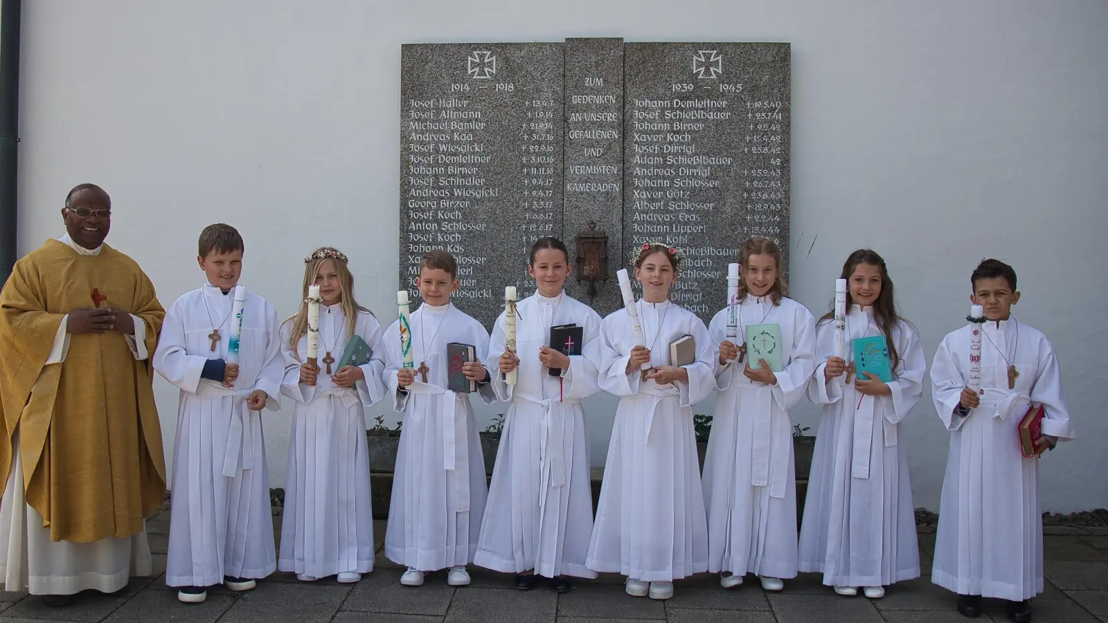 Strahlende Gesichter bei den acht Erstkommunionkindern und Herrn Pfarrer Moses Gudapati. (Bild: Elke Scheidler)
