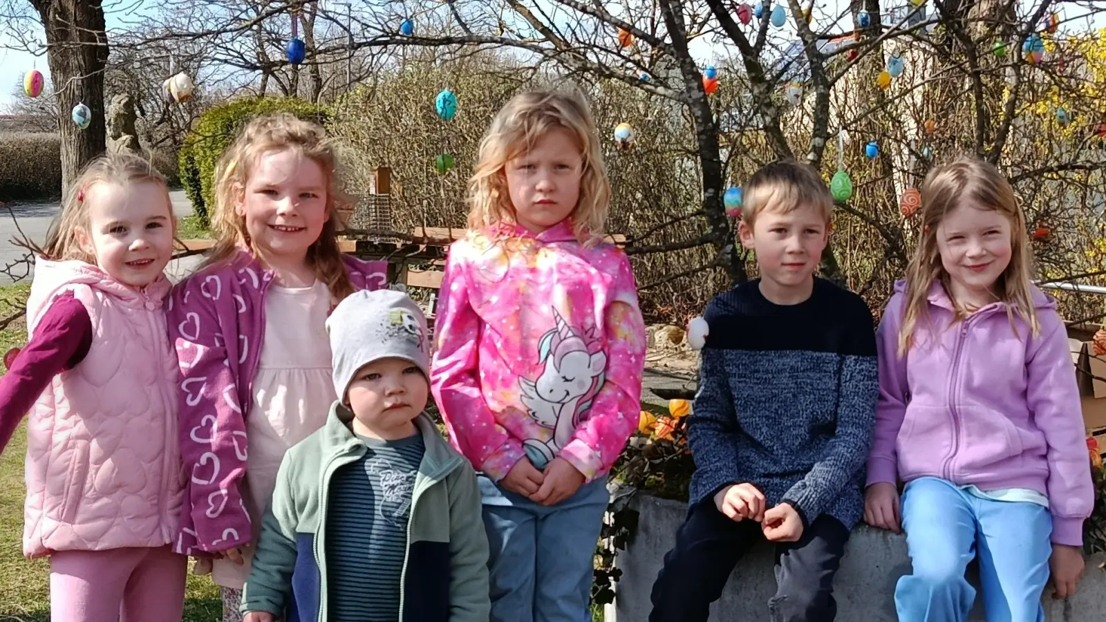 Die Kinder vor dem geschmückten Osterbaum.  (Bild: Tanja Schlehuber )