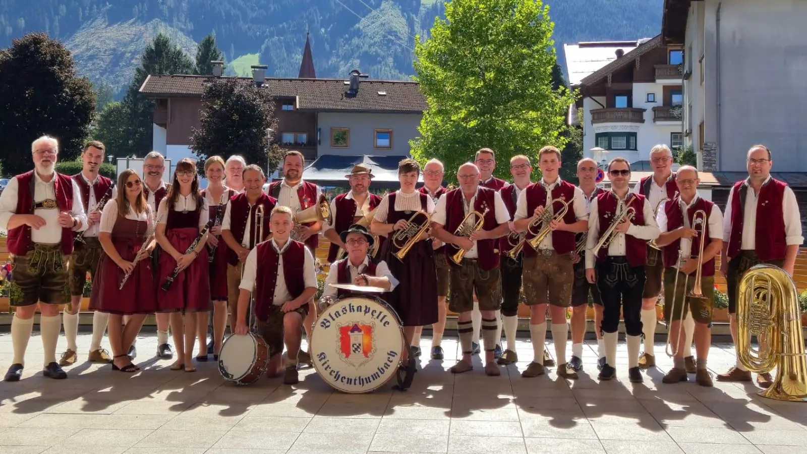 Die Blaskapelle Kirchenthumbach vor dem Musikpavillon in Mayrhofen.  (Bild: Jürgen Böhme)