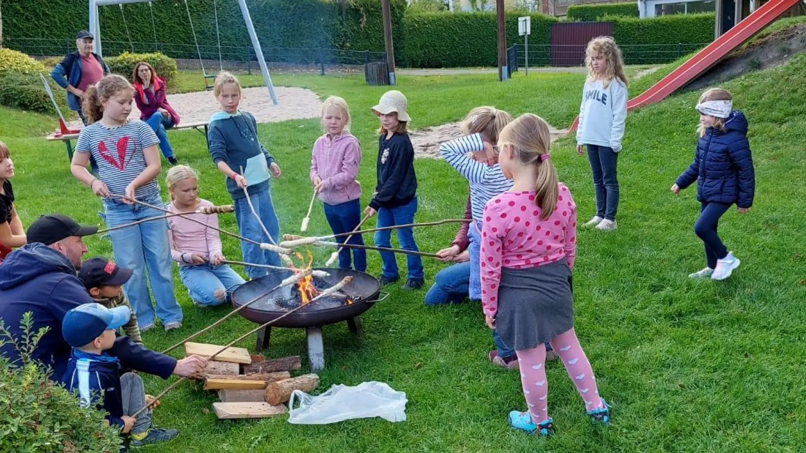 Stockbrot am Lagerfeuer (Bild: Reinhold Solfrank)
