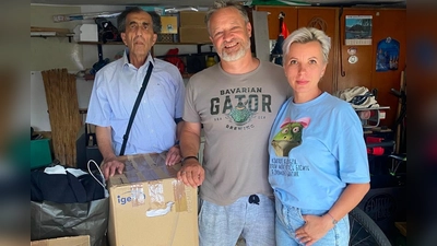 Übergabe der Spenden durch Abdullah Ugur und Ali Daniel Zant an Iryna Bauer. (Bild: India Zant)