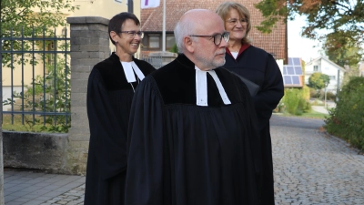 Kurz vor dem Einzug in die Kirche zur Verpflichtung der neuen Lektorin Anke Rabenstein mit Dekanin Ulrike Dittmar und Pfarrer Matthias Ahnert. (Bild: Rudi Gruber)