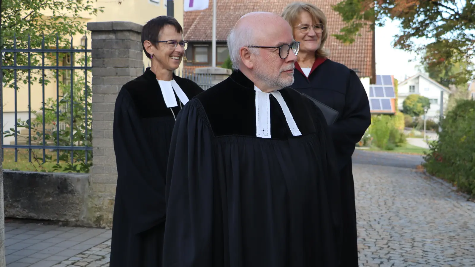 Kurz vor dem Einzug in die Kirche zur Verpflichtung der neuen Lektorin Anke Rabenstein mit Dekanin Ulrike Dittmar und Pfarrer Matthias Ahnert. (Bild: Rudi Gruber)