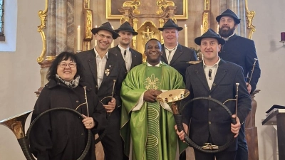 Pfarrvikar Dr. Linus Chukwudi Nwankow und die Kaibitzer Schloßbläser (Bild: Pauline Bäumler)