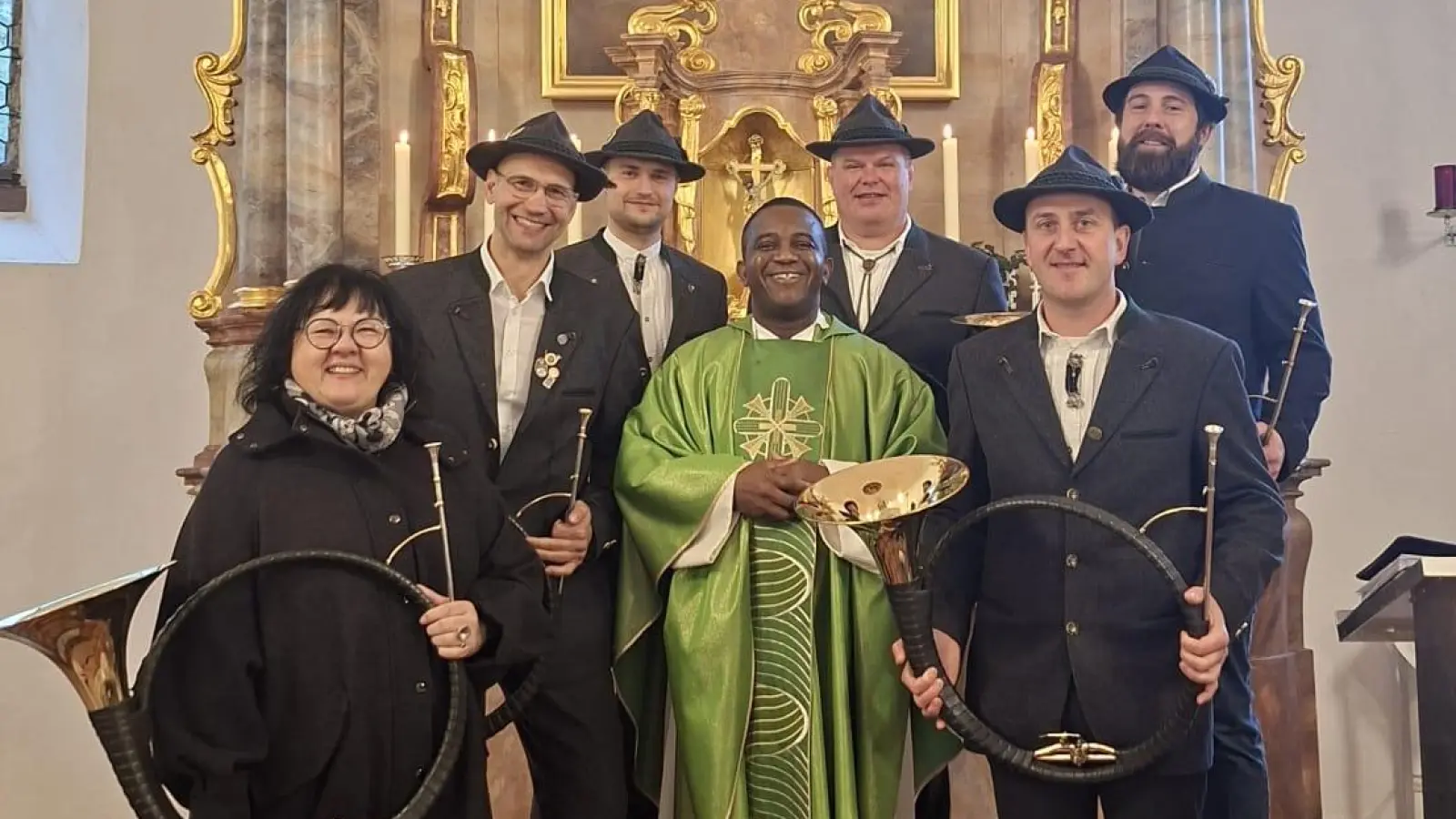 Pfarrvikar Dr. Linus Chukwudi Nwankow und die Kaibitzer Schloßbläser (Bild: Pauline Bäumler)