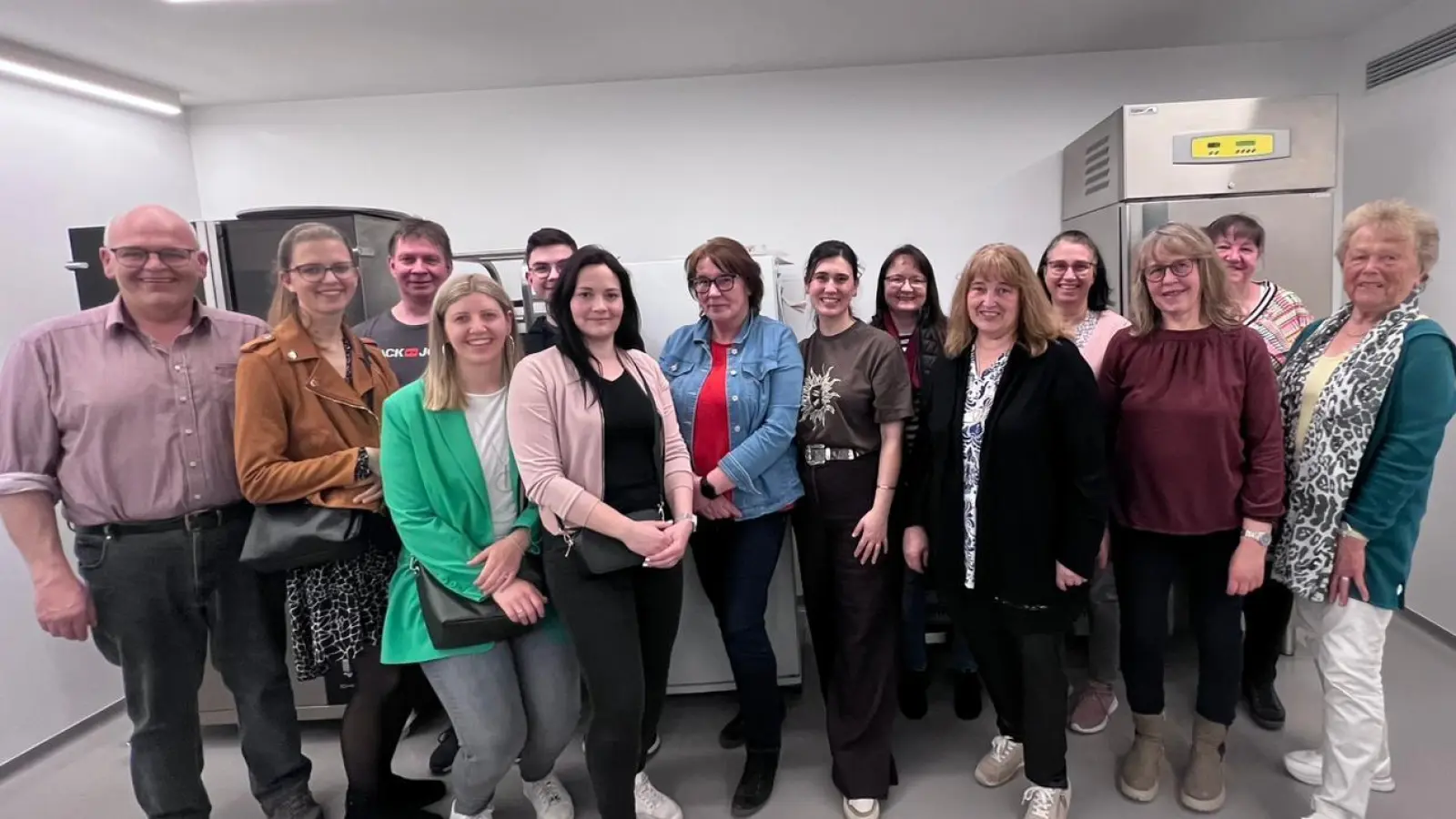 Die Gruppe der Katholischen Landvolkbewegung Wernersreuth mit Patricia Destro Gropengießer (Mitte) von der Pralinenmanufaktur chocLatina. (Bild: Brigitte Meyer)