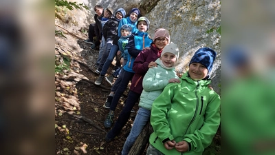 Die Kommunionkinder vor der Tropfsteinhöhle (von vorne): Lukas Stich, Marie Lederer, Franziska Bauer, Leonhard Koppmann, Jonas Bohmann, Felix Eglmeier, Johan Schwemmer, Jamie Mayer, Jerome Roppert. (Bild: Stephanie Lederer)