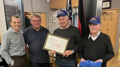 Kontakt-Club-Präsident Walter Brunner (von rechts) zeichnete Franz Zeilmann zum Ehrenmitglied aus. Es Gratulierten Vizepräsident Lothar Wowolka und Colonel Stephen Flanagan. <br>Bild: Gerald Morgenstern <br> (Bild: Gerald Morgenstern)
