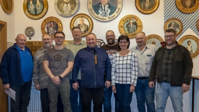 Markus Bachmeier mti seiner neuen Vorstandschaft. (Bild: Bernhard Lang)