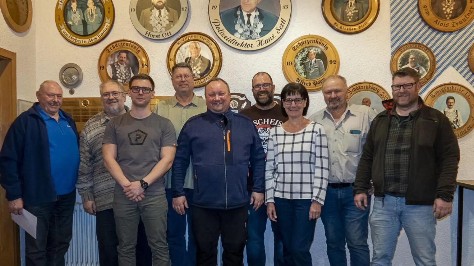 Markus Bachmeier mti seiner neuen Vorstandschaft. (Bild: Bernhard Lang)