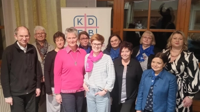 Der neue Vorstand des Frauenbunds (v.l.n.r.): Die Doppelspitze Birgit Birner (4. v.l.) und Lisamarie Schmidl (6.v.l.) sowie geistlicher Beirat Pfarrer Johann Hofmann, Kassenprüferin Maria Reif, Beisitzerinnen (v.l.) Angela Schreiner, Michaela Fellner, Michaela Radolf, Marianne Schön, Sigrid Stepan, Marisela Contreras und stv. Diözesanvorsitzende Kerstin Aufschneider. Nicht im Bild: Beisitzerin Katja Weih und Kassenprüferin Elfriede Gerstmann. (Bild: Lisamarie Schmidl)