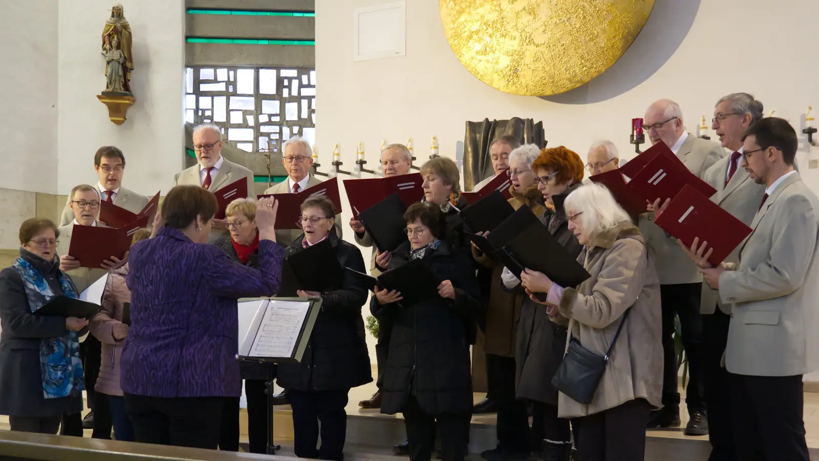 Sonor und einfühlsam trugen der Landfrauensingkreis und der Männergesangverein unter Leitung von Hedwig Trummer ihre Lieder vor. (Bild: Alfons Grünbauer)