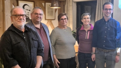 Im Bild (von rechts nach links): Referent Adrian Käß, Barbara Kaßeckert (2. Kolping-Vorsitzende), Anneliese Krenkel (1. Vorsitzende KEB TIR), Hans Stelzl (Leiter KEB TIR) und Reiner Gärtner (1. Kolping-Vorsitzender). (Bild: Luis Kaßeckert)