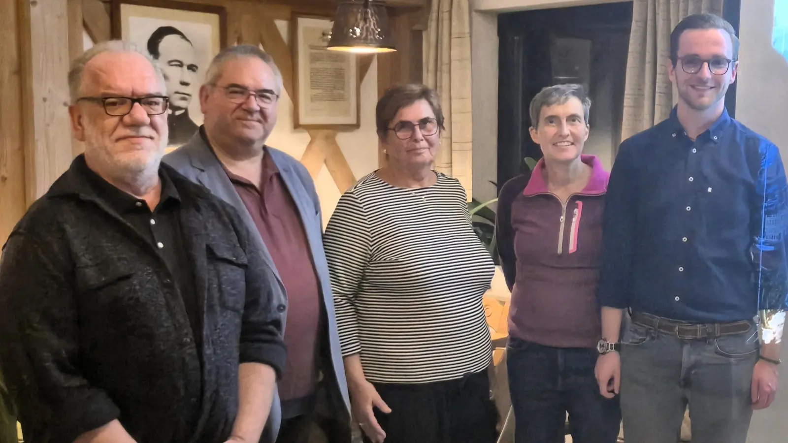 Im Bild (von rechts nach links): Referent Adrian Käß, Barbara Kaßeckert (2. Kolping-Vorsitzende), Anneliese Krenkel (1. Vorsitzende KEB TIR), Hans Stelzl (Leiter KEB TIR) und Reiner Gärtner (1. Kolping-Vorsitzender). (Bild: Luis Kaßeckert)