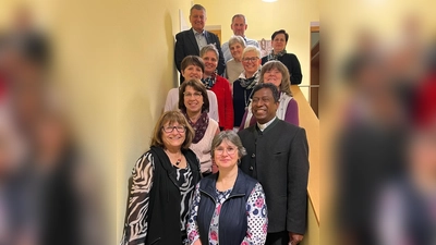 Neue Vorstandschaft der KAB Dürnsricht-Wolfring mit Präses Pfarrer Celestine Thazhuppil und zweitem Bürgermeister Franz Ziegelmeier  (Bild: Johanna Weigert)